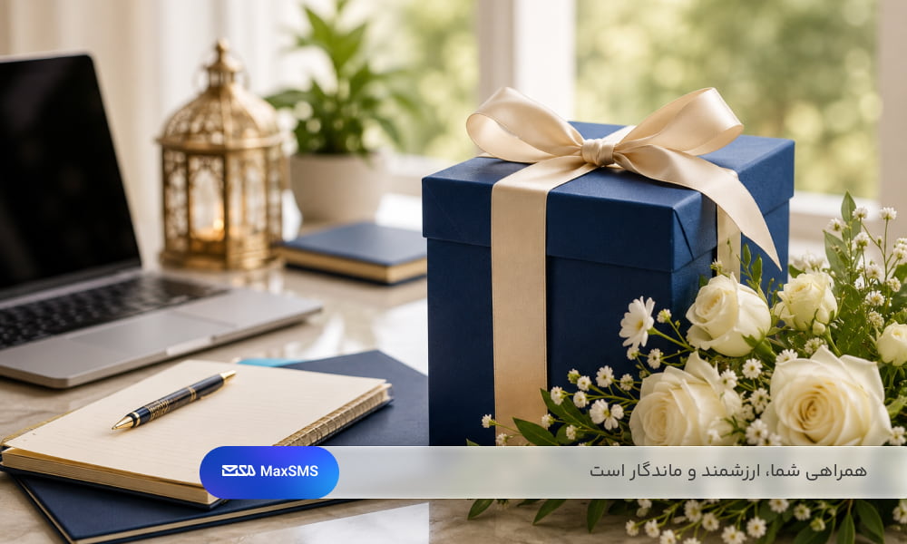 هدیه آبی و گل‌های سفید روی میز کار اداری برای تبریک مناسبتی به مشتریان و همکاران