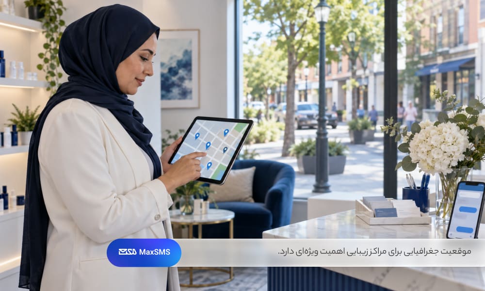 مدیر مرکز زیبایی در حال بررسی نقشه محله برای هدفگیری مشتریان نزدیک شعبه